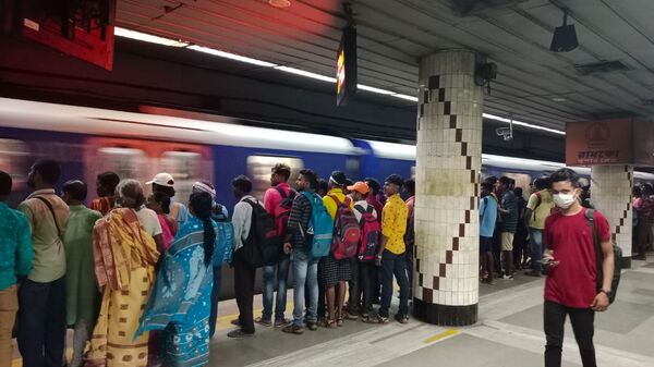 মেয়ে মেট্রোতে, মা রয়ে গেলেন স্টেশনে,পাতালপথে হারিয়ে গেল কিশোরী, এরপর যা হল…