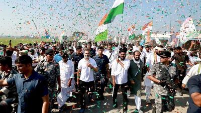 Bharat Jodo Yatra : कॉंग्रेस नेते राहुल गांधी यांच्या नेत्तृत्वाखाली सुरू झालेली भारत जोडो यात्रा केरळ, तामिळनाडू आणि कर्नाटकानंतर आज तेलंगणात दाखल झाली आहे. Bharat Jodo Yatra : कॉंग्रेस नेते राहुल गांधी यांच्या नेत्तृत्वाखाली सुरू झालेली भारत जोडो यात्रा केरळ, तामिळनाडू आणि कर्नाटकानंतर आज तेलंगणात दाखल झाली आहे.