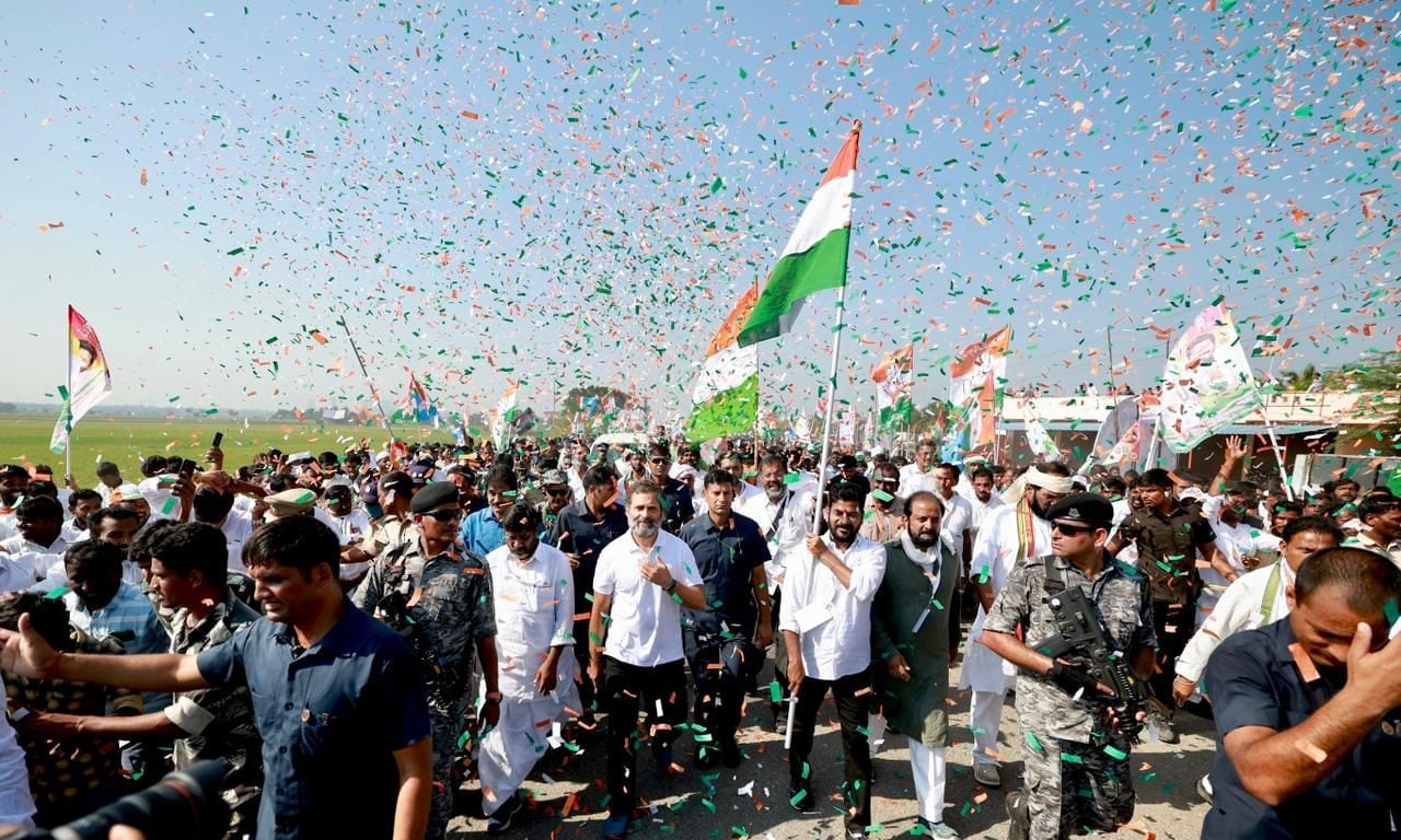 Bharat Jodo Yatra : कॉंग्रेस नेते राहुल गांधी यांच्या नेत्तृत्वाखाली सुरू झालेली भारत जोडो यात्रा केरळ, तामिळनाडू आणि कर्नाटकानंतर आज तेलंगणात दाखल झाली आहे. 