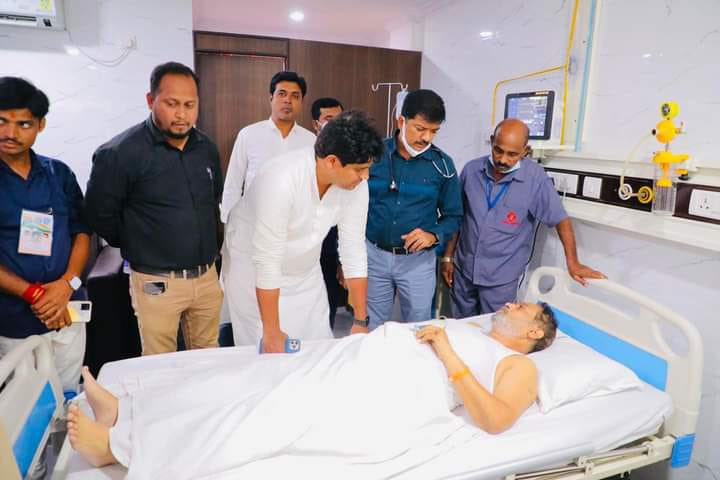 Bharat Jodo Yatra In Telangana : पोलिसांसोबत झालेल्या राड्यात नितीन राऊत खाली पडल्यानं त्यांच्या डोळ्याला आणि पायांना जबर मार लागला आहे. 