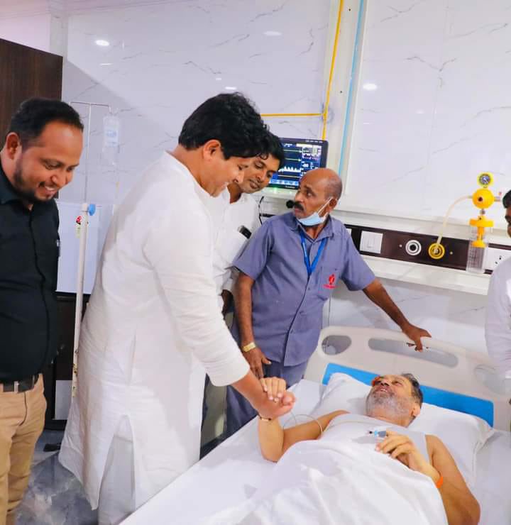 घटनेनंतर कॉंग्रेसच्या नेत्यांनी नितीन राऊतांची रुग्णालयात जाऊन भेट घेतली आहे.