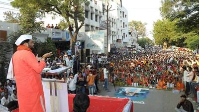 Farmers Elgar Morcha In Buldhana : सोयाबीन आणि कापसाच्या भाववाढीसाठी बुलढाण्यात स्वाभिमानी शेतकरी संघटनेचे नेते रविकांत तुपकर यांच्या नेत्तृत्वाखाली भव्य मोर्चा काढण्यात आला आहे. यावेळी एल्गार मोर्चाला जिल्ह्यातील हजारो शेतकऱ्यांनी हजेरी लावली. Farmers Elgar Morcha In Buldhana : सोयाबीन आणि कापसाच्या भाववाढीसाठी बुलढाण्यात स्वाभिमानी शेतकरी संघटनेचे नेते रविकांत तुपकर यांच्या नेत्तृत्वाखाली भव्य मोर्चा काढण्यात आला आहे. यावेळी एल्गार मोर्चाला जिल्ह्यातील हजारो शेतकऱ्यांनी हजेरी लावली.