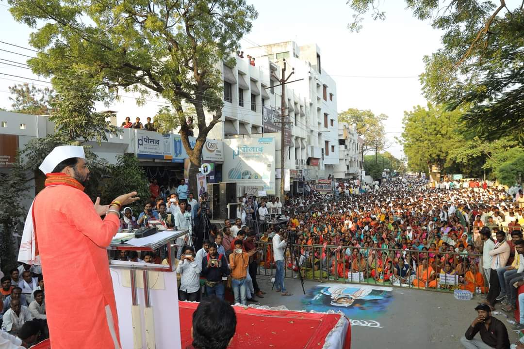 Farmers Elgar Morcha In Buldhana : सोयाबीन आणि कापसाच्या भाववाढीसाठी बुलढाण्यात स्वाभिमानी शेतकरी संघटनेचे नेते रविकांत तुपकर यांच्या नेत्तृत्वाखाली भव्य मोर्चा काढण्यात आला आहे. यावेळी एल्गार मोर्चाला जिल्ह्यातील हजारो शेतकऱ्यांनी हजेरी लावली.
