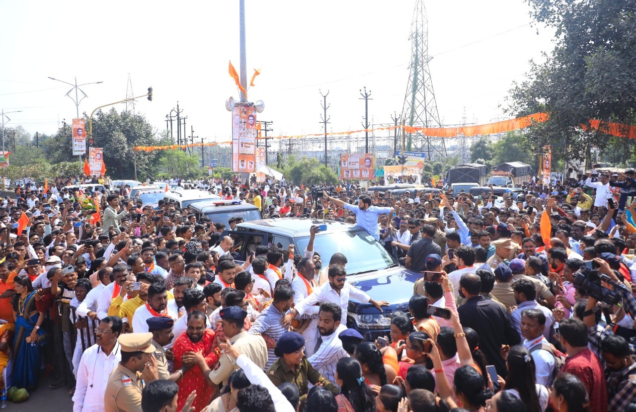 Aditya Thackeray Aurangabad Visit : आदित्य ठाकरेंच्या जनआक्रोश मोर्चाला औरंगाबादेत हजारोंच्या संख्येनं तरुणांनी हजेरी लावत त्यांचं स्वागत केलं आहे. यावेळी आदित्य ठाकरेंनीही हस्तांदोलन करत तरुणांच्या उत्साहाला दाद दिली.