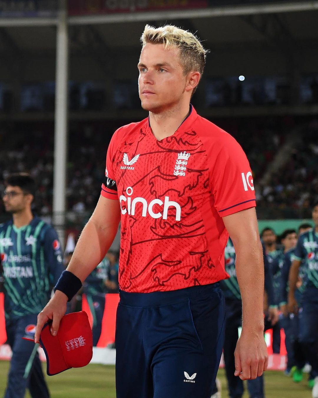 Sam Curran: अष्टपैलू सॅम करनने गोलंदाजीत कमालीची कामगिरी केली आहे. करनने चालू टी-२० विश्वचषकात एकूण ४ डावांत एकूण १० बळी घेतले आहेत. यादरम्यान १० धावांत ५ विकेट्स ही त्याची सर्वोत्तम कामगिरी आहे. आश्चर्याची बाब म्हणजे याआधी इंग्लंडकडून टी-२० क्रिकेटमध्ये कोणत्याही खेळाडूला ५ बळी घेता आले नव्हते. सॅम करन आपल्या स्विंगने भारतीय फलंदाजांना अडचणीत आणू शकतो. एवढेच नाही तर करन तुफानी फलंदाजी करण्यासही सक्षम आहे.