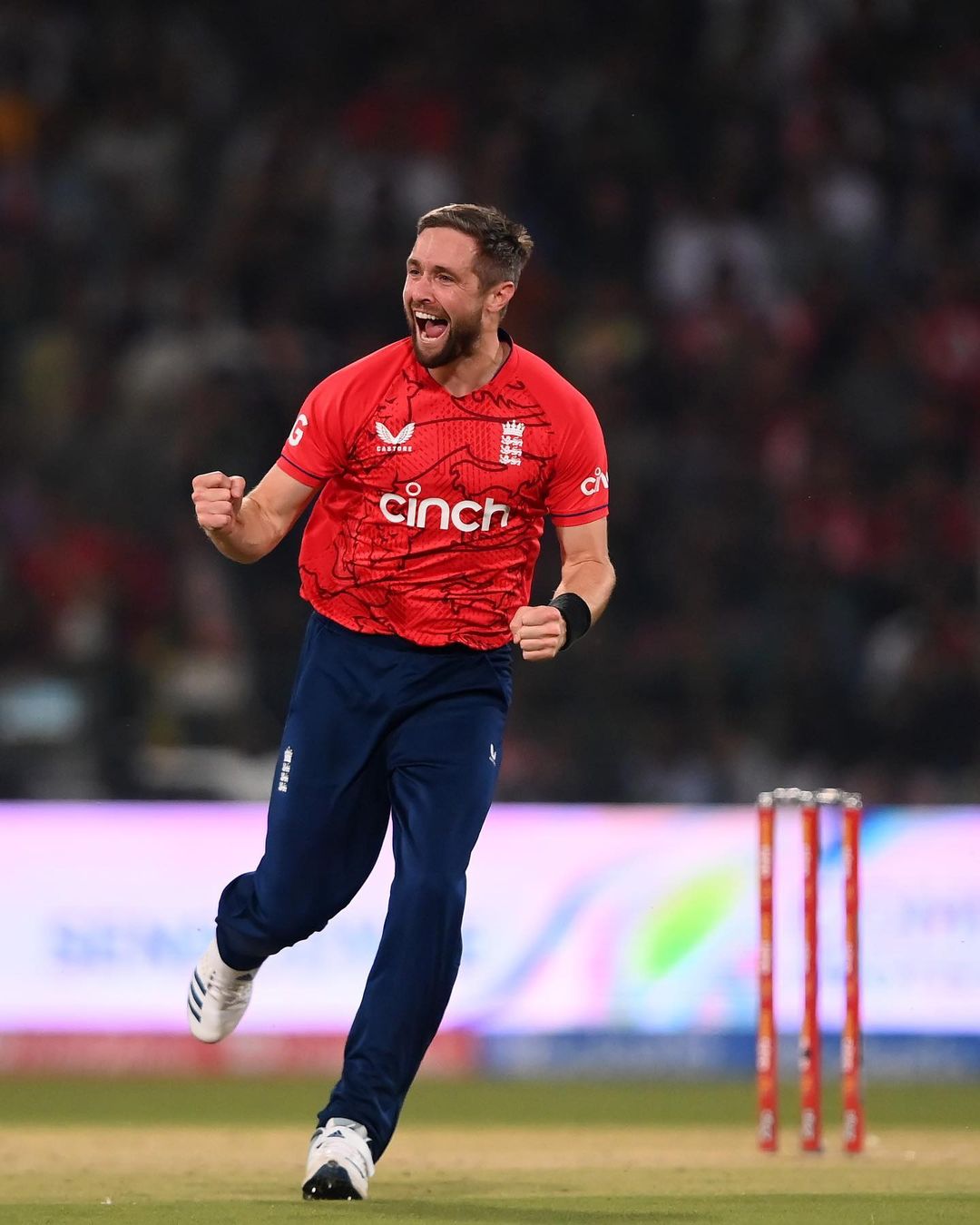 Chris Woakes: अॅडलेड ओव्हलच्या संथ खेळपट्टीवर वेगवान गोलंदाज ख्रिस वोक्स धोकादायक ठरू शकतो. वोक्सकडे नवीन चेंडू स्विंग करण्याची क्षमता आहे. त्यामुळे भारतीय फलंदाजांना सुरुवातीच्या षटकांमध्ये वोक्सविरुद्ध हुशारीने फलंदाजी करावी लागेल. चालू स्पर्धेत वोक्सच्या नावावर एकूण ४ विकेट्सची नोंद आहे.