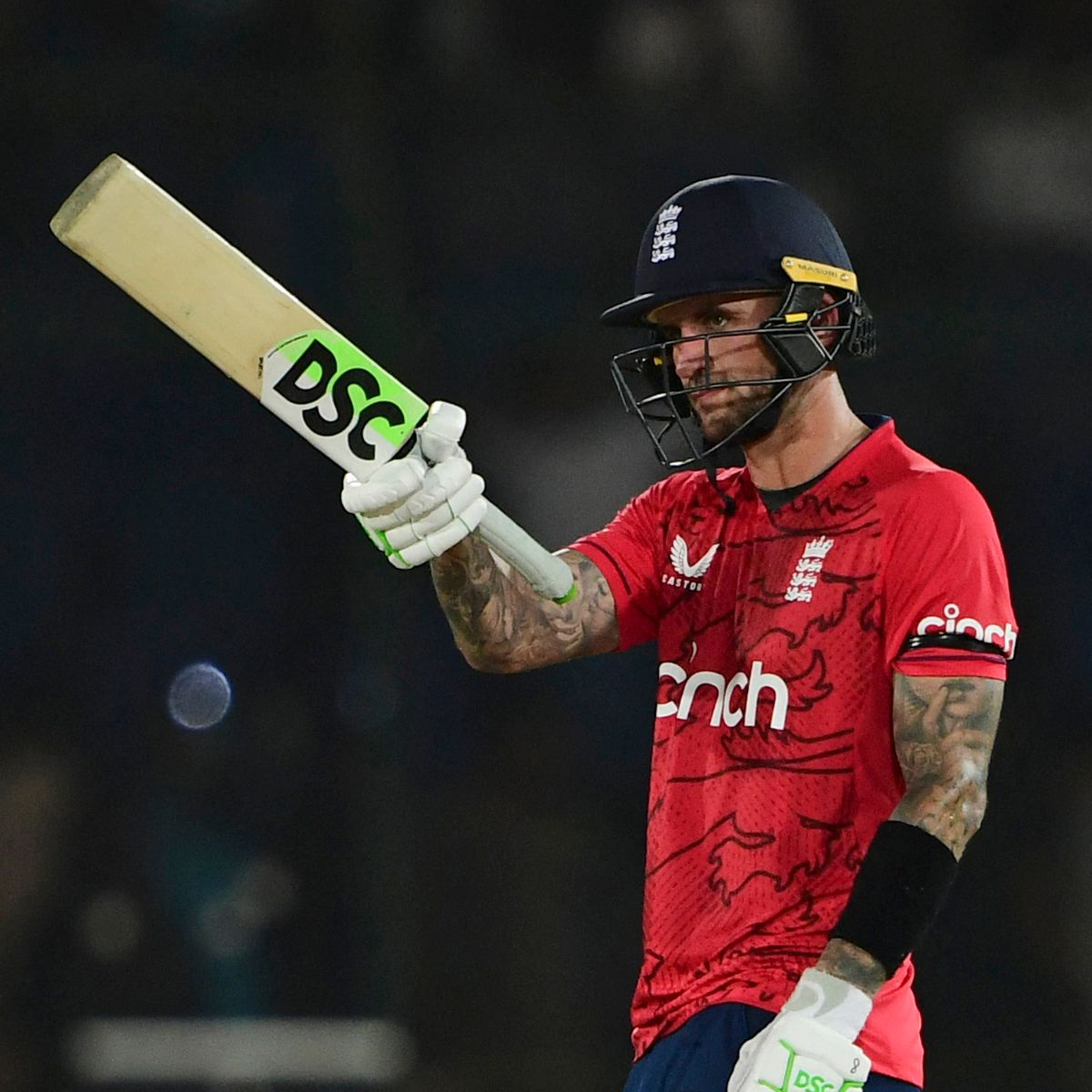  Alex Hales: आंतरराष्ट्रीय क्रिकेटमध्ये पुनरागमन केल्यापासून सलामीवीर अॅलेक्स हेल्सची बॅट चांगलीच तळपत आहे. हेल्सने चालू स्पर्धेत ४ सामन्यांत एका अर्धशतकासह १२५ धावा केल्या आहेत. अॅलेक्स हेल्स कर्णधार बटलरसह सलामीला येईल. भारतीय संघाने बटलरसह अॅलेक्स हेल्सला लवकर बाद केले तर टीम इंडियाचे काम सोपे होऊ शकते.