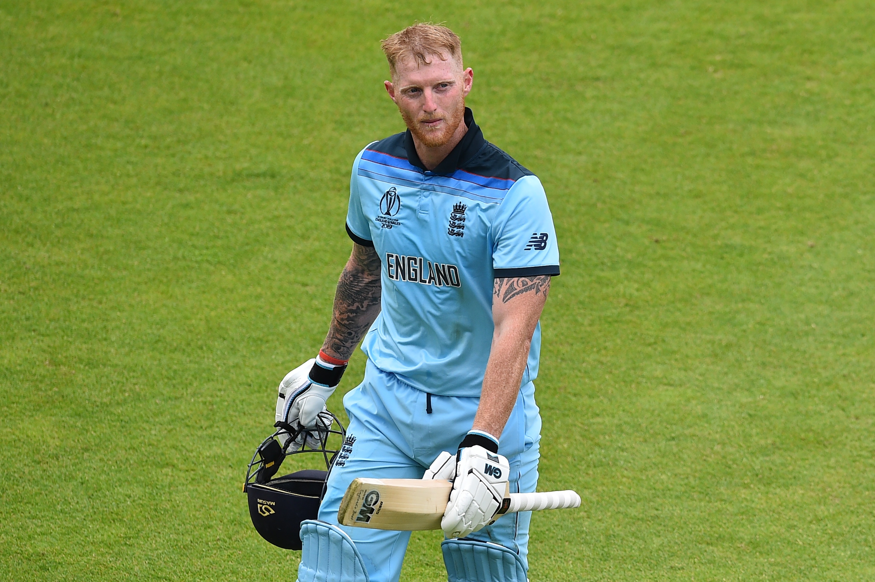 Ben Stokes: जगातील सर्वोत्तम अष्टपैलू खेळाडूंपैकी एक असलेल्या बेन स्टोक्सपासून भारतीय संघाला सावध राहावे लागणार आहे. गोलंदाजीत वेग आणि बाऊंसच्या माध्यमातून विरोधी फलंदाजांना अडचणीत आणण्याची क्षमता स्टोक्सकडे आहे. त्याचबरोबर फलंदाजीतही तो इंग्लंडसाठी गेम चेंजर ठरू शकतो. बेन स्टोक्सने चालू टूर्नामेंटमध्ये ५ विकेट घेण्यासोबतच बॅटने ५८ धावा केल्या आहेत.