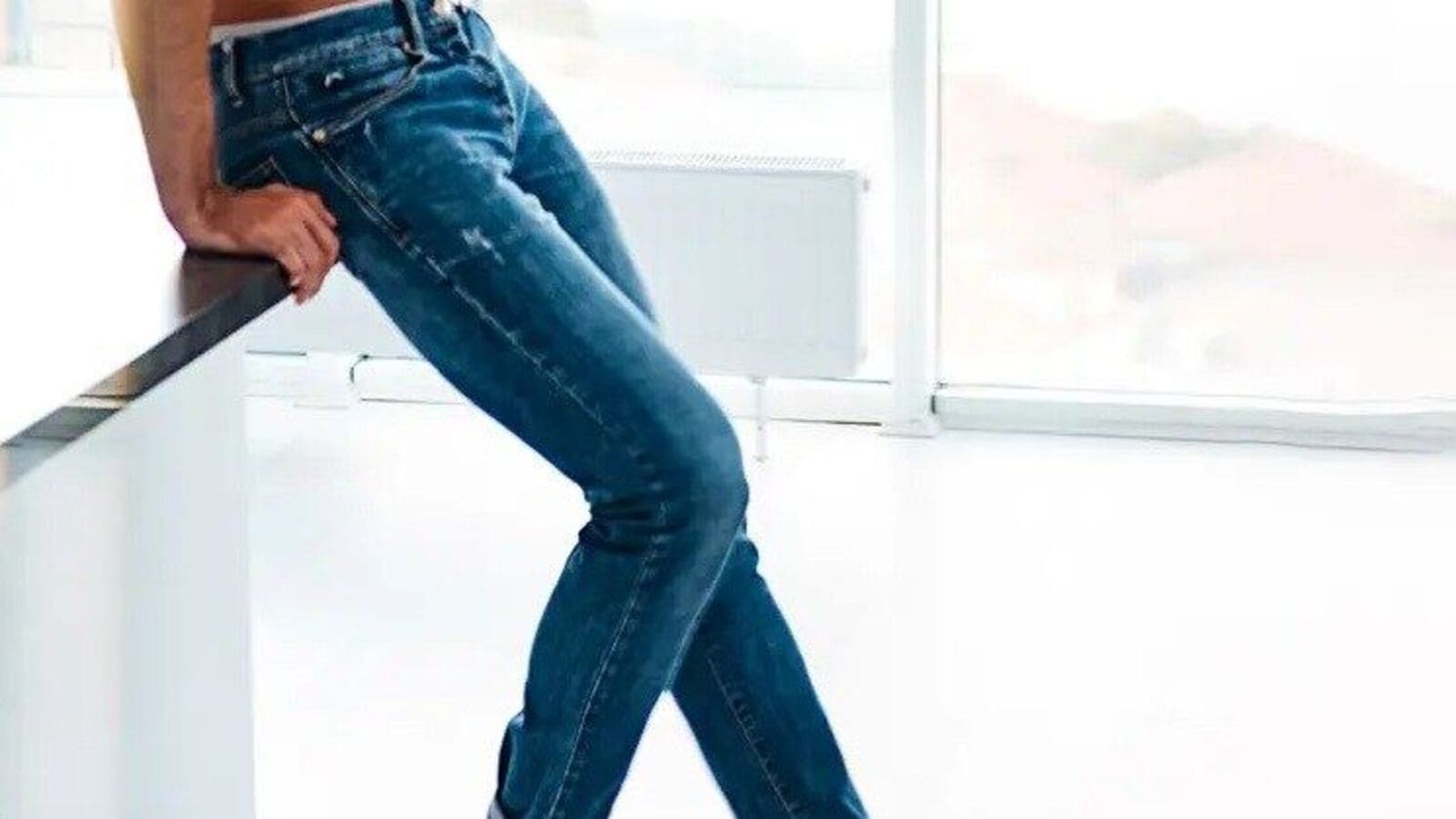 Chiroyli figurali yosh qizlar