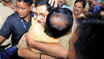 संजय राऊत यांची जामिनावर सुटका झाल्यानंतर शिवसैनिकांकडून जल्लोषात स्वागत करण्यात आले होते. हाच जल्लोष मातोश्री पुढेही आज पाहायला मिळाला. यावेळी शंखनाद करण्यात आला. तसेच कार्यकरत्यांनी मोठी घोषणा बाजी केली. मातोश्रीच्या प्रवेशद्वारावर स्वत: आदित्य ठाकरे यांनी थांबत संजय राऊत येताच त्यांना कडकडून मिठी मारली. मातोश्रीच्या प्रवेशद्वारावर कदाचित पहिल्यांदाच ठाकरे कुटुंबातील सदस्याने आपल्या पक्षातील नेत्याचे स्वागत केले असावे असे बोलले जाते. संजय राऊत यांची जामिनावर सुटका झाल्यानंतर शिवसैनिकांकडून जल्लोषात स्वागत करण्यात आले होते. हाच जल्लोष मातोश्री पुढेही आज पाहायला मिळाला. यावेळी शंखनाद करण्यात आला. तसेच कार्यकरत्यांनी मोठी घोषणा बाजी केली. मातोश्रीच्या प्रवेशद्वारावर स्वत: आदित्य ठाकरे यांनी थांबत संजय राऊत येताच त्यांना कडकडून मिठी मारली. मातोश्रीच्या प्रवेशद्वारावर कदाचित पहिल्यांदाच ठाकरे कुटुंबातील सदस्याने आपल्या पक्षातील नेत्याचे स्वागत केले असावे असे बोलले जाते.