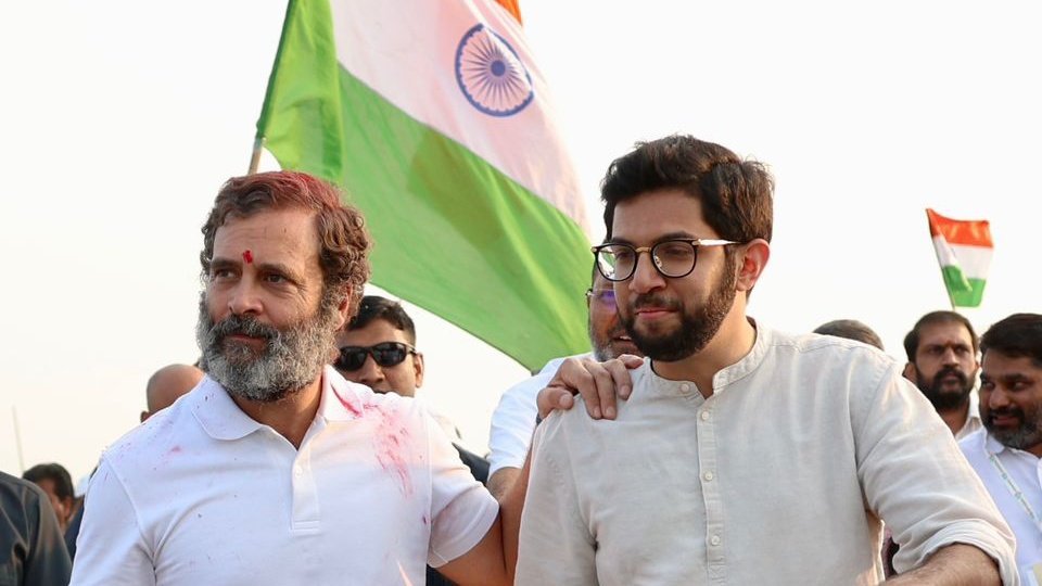 राहुल गांधी यांच्या भारत जोडो यात्रेमध्ये आदित्य ठाकरे यांनी हजेरी लावली. या यात्रेत आदित्य ठाकरे राहुल गांधी यांच्यासोबत चालले. आदित्य ठाकरे यांच्यासोबत शिवसेना उद्धव बाळासाहेब ठाकरे पक्षाचे नेते अंबादास दानवे आणि सचिन अहिर हे उपस्थित होते. 