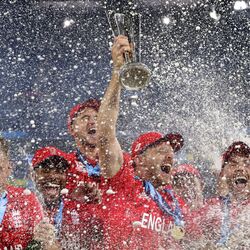 চ্যাম্পিয়ন হওয়ার পরে ইংল্যান্ড দল (ছবি-এপি)