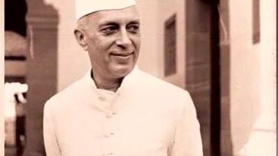 जवाहरलाल नेहरूंचा असा विश्वास होता की राष्ट्र उभारणीत मुले महत्त्वाची आहेत. त्यांचा सर्वांगीण विकास व्हावा, असा सल्ला त्यांनी दिला.