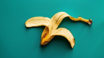 केळ्याची साल डोळ्यांखालील काळे डाग दूर करू शकते. केळीची साल कापून १० ते १५ मिनिटे फ्रीजमध्ये ठेवा. त्यानंतर या केळ्याची थंड साल डोळ्यांखाली लावा आणि २० मिनिटांनी धुवा. ही केळीची साल आठवड्यातून तीन वेळा डोळ्यांखाली लावा. डार्क सर्कल दूर होतील.&nbsp;