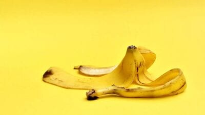 याचा वापर तुम्ही फेस पॅक म्हणून करू शकता. एक केळी घ्या आणि त्याचे तुकडे करा. सालाचेही तुकडे करा. नंतर केळीचे दोन तुकडे केळीच्या सालीसह घेऊन मिक्सरमध्ये बारीक करा. पेस्टमध्ये २ चमचे दूध घाला आणि चांगले मिक्स करा. त्यानंतर ही केळीची पेस्ट फ्रीजमध्ये १० ते १५ मिनिटे ठेवा. मग हा कोल्ड मास्क चेहऱ्यावर वापरा. २० मिनिटे राहू द्या आणि थंड पाण्याने धुवा.