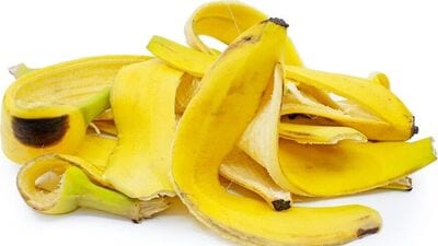 केळीच्या सालीचे स्क्रबर बनवू शकता. केळीच्या सालीचे लहान तुकडे करा आणि त्वचेवर स्क्रब म्हणून वापरा. हे कोलेजनच्या वाढीस मदत करते, डेड स्किन सेल्स काढून टाकते, त्वचेतील तेल ग्रंथींचे स्राव नियंत्रित करते. २० ते ३० मिनिटे स्क्रबिंग केल्यानंतर, कोमट पाण्याने चेहरा धुवा.