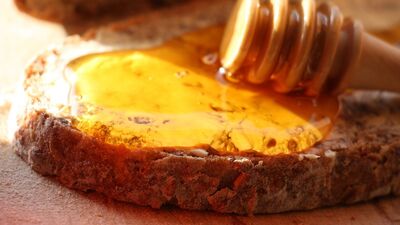 मेकअप काढण्यासाठी अनेक लोक विविध कॉस्मेटिक उत्पादने वापरतात. या ऐवजी मध आणि ऑलिव्ह ऑईल वापरल्यास चांगले परिणाम मिळू शकतात.