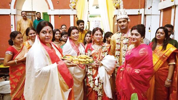 নিম ফুলের মধুতে বধূবরণ নিম ফুলের মধুতে বধূবরণ