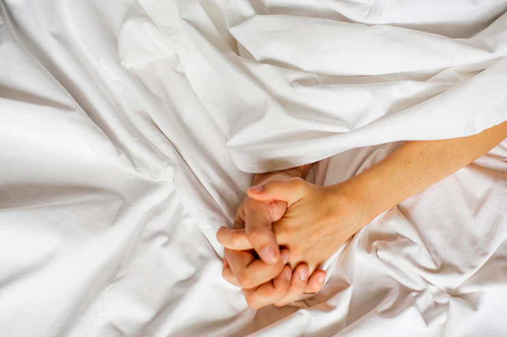 సంభోగం సమయంలో ఇద్దరూ చాలా ఉత్సాహంగా ఉంటారు. ఈ సమయంలో శరీర ఉష్ణోగ్రత కూడా చాలా పెరుగుతుంది. దీనివల్ల విపరీతమైన చెమట పడుతుంది. ఈ చెమట చర్మంపై ఎక్కువ సేపు పేరుకుపోతే మొటిమల సమస్యలు వస్తాయి. సంభోగం సమయంలో ఇద్దరూ చాలా ఉత్సాహంగా ఉంటారు. ఈ సమయంలో శరీర ఉష్ణోగ్రత కూడా చాలా పెరుగుతుంది. దీనివల్ల విపరీతమైన చెమట పడుతుంది. ఈ చెమట చర్మంపై ఎక్కువ సేపు పేరుకుపోతే మొటిమల సమస్యలు వస్తాయి.