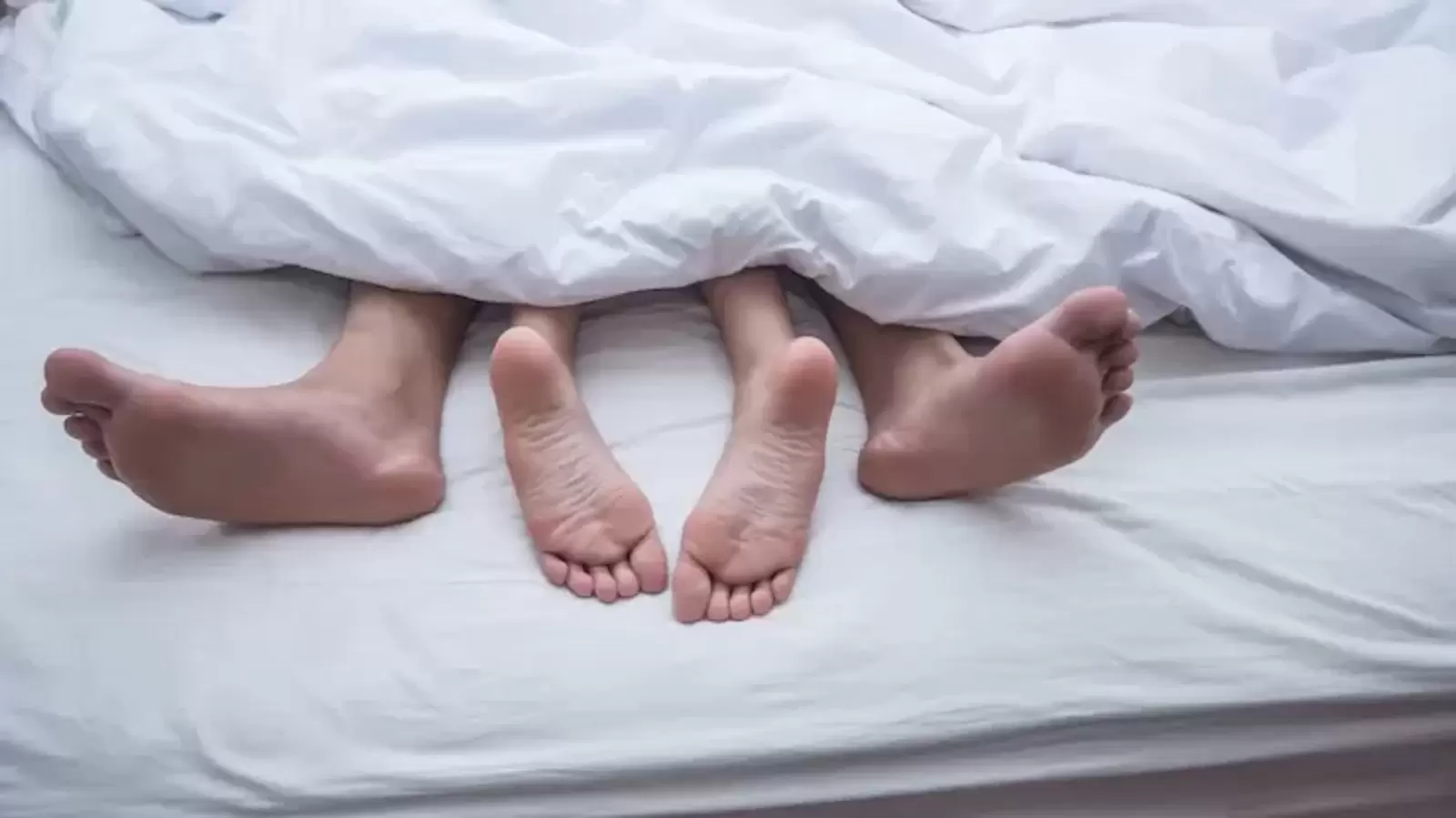 Mini yubka kiygan gozal qizlar ishtirokidagi porno Yalangoch fitnes murabbiyi fotosurati