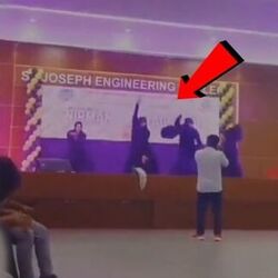 <p>‘ইসলামের পক্ষে অপমানজনক’, বলিউডি গানে নাচ ৪ ‘মুসলিম’ পড়ুয়ার, ভাইরাল ভিডিয়ো</p>