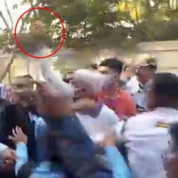 <p>পড়ুয়াদের দিকে ঢিল ছুড়লেন উপাচার্য! বিক্ষোভে উত্তাল বিশ্বভারতীতে নয়া বিতর্ক</p>