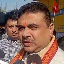 <p>নন্দনে সত্যজিৎ-উত্তম নয়, সর্বত্র ‘দাঁত **’ ছবি, বেলাগাম শুভেন্দু, নিশানায় মমতা?</p>