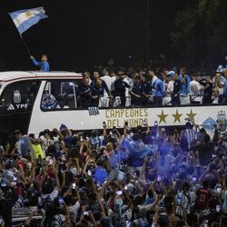 <p>ভোররাতে জনপ্লাবন আর্জেন্তিনায়! বিশ্বকাপ জিতে আর্জেন্তিনায় পা মেসিদের: ভিডিয়ো </p> (AP)