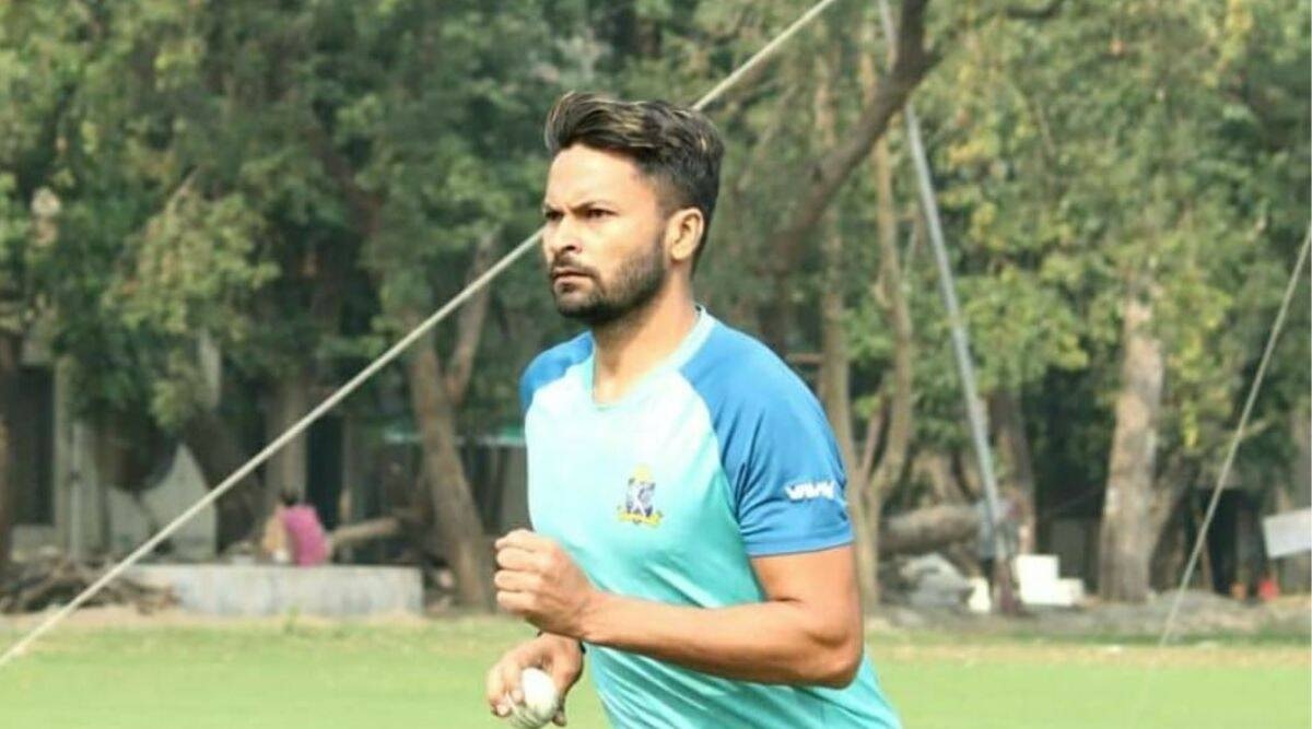 IPL 2023 Auction: బెంగాల్‌కు చెందిన ముఖేష్ కుమార్ కూడా ఐపీఎల్‌ వేలంలో ఫ్రాంఛైజీలను ఆకర్షించే అవకాశం ఉంది. ఈ పేస్‌ బౌలర్‌ ఇండియా ఎ టీమ్‌ తరఫున న్యూజిలాండ్‌, బంగ్లాదేశ్‌లపై మంచి ప్రదర్శన చేశాడు. నిజానికి గత సెప్టెంబర్‌లో సౌతాఫ్రికాతో జరిగిన వన్డే సిరీస్‌లోనూ ముఖేష్‌ ఉన్నా.. తుది జట్టులో ఆడే అవకాశం రాలేదు. ఇప్పటి వరకూ అతడు ఐపీఎల్‌లో ఆడలేదు. మంచి లైన్‌ అండ్ లెంత్‌తో బౌలింగ్‌ చేసే ముఖేష్‌కు ఈసారి ఐపీఎల్‌ వేలంలో మండి డిమాండ్‌ ఉండే అవకాశం ఉంది.