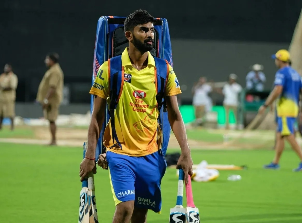 IPL 2023 Auction: వికెట్‌ కీపర్‌ బ్యాటర్‌ ఎన్‌ జగదీశన్‌ గత సీజన్‌లో చెన్నై సూపర్‌ కింగ్స్‌కు ఆడాడు. ధోనీలాంటి ప్లేయర్‌ టీమ్‌లో ఉండటంతో తుది జట్టులో ఆడే అవకాశం అతనికి రాలేదు. చెన్నై టీమ్‌ కేవలం రూ.20 లక్షలకు అతన్ని కొనుగోలు చేసింది. అయితే ఈ వేలానికి ముందు రిలీజ్ చేసింది. 27 ఏళ్ల జగదీశన్‌ లిస్ట్‌ ఎ క్రికెట్‌లో ఐదు వరుస సెంచరీలు బాదడం విశేషం. ఈ ఘనత సాధించిన తొలి క్రికెటర్‌ అతడే. హైదరాబాద్‌పై కేవలం 77 బాల్స్‌లోనే సెంచరీ చేశాడు. వేలంలో గుజరాత్ టైటన్స్‌ జగదీశన్‌ కోసం ప్రయత్నించవచ్చు.