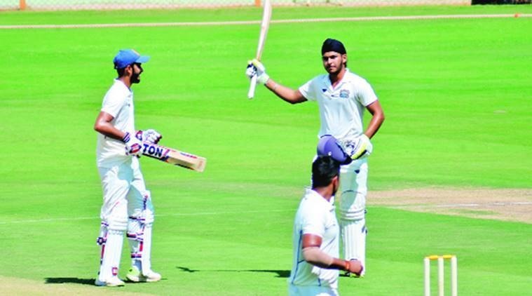 IPL 2023 Auction: ఇతని పేరు సన్వీర్‌ సింగ్‌. పంజాబ్‌కు చెందిన ఇతడు.. ఈ మధ్య దేశవాళీ సీజన్‌లో అటు సీమ్‌బౌలింగ్‌తో ఇటు బ్యాటింగ్‌తో ఆకట్టుకున్నాడు. సయ్యద్‌ ముస్తాక్‌ అలీ టోర్నీలో లోయర్‌ ఆర్డర్‌లో బ్యాటింగ్‌కు దిగినా.. ఏకంగా 205 స్ట్రైక్‌రేట్‌తో 119 రన్స్‌ చేయడం విశేషం. ఈ రైడ్‌ హ్యాండ్‌ సీమ్‌ బౌలర్‌ విజయ్ హజారే ట్రోఫీలో 7 వికెట్లు తీసుకున్నాడు. అంతేకాదు 156 రన్స్‌ కూడా చేశాడు. వేలంలో అతడు రూ.20 లక్షల కనీస ధరతో ఉన్నాడు.