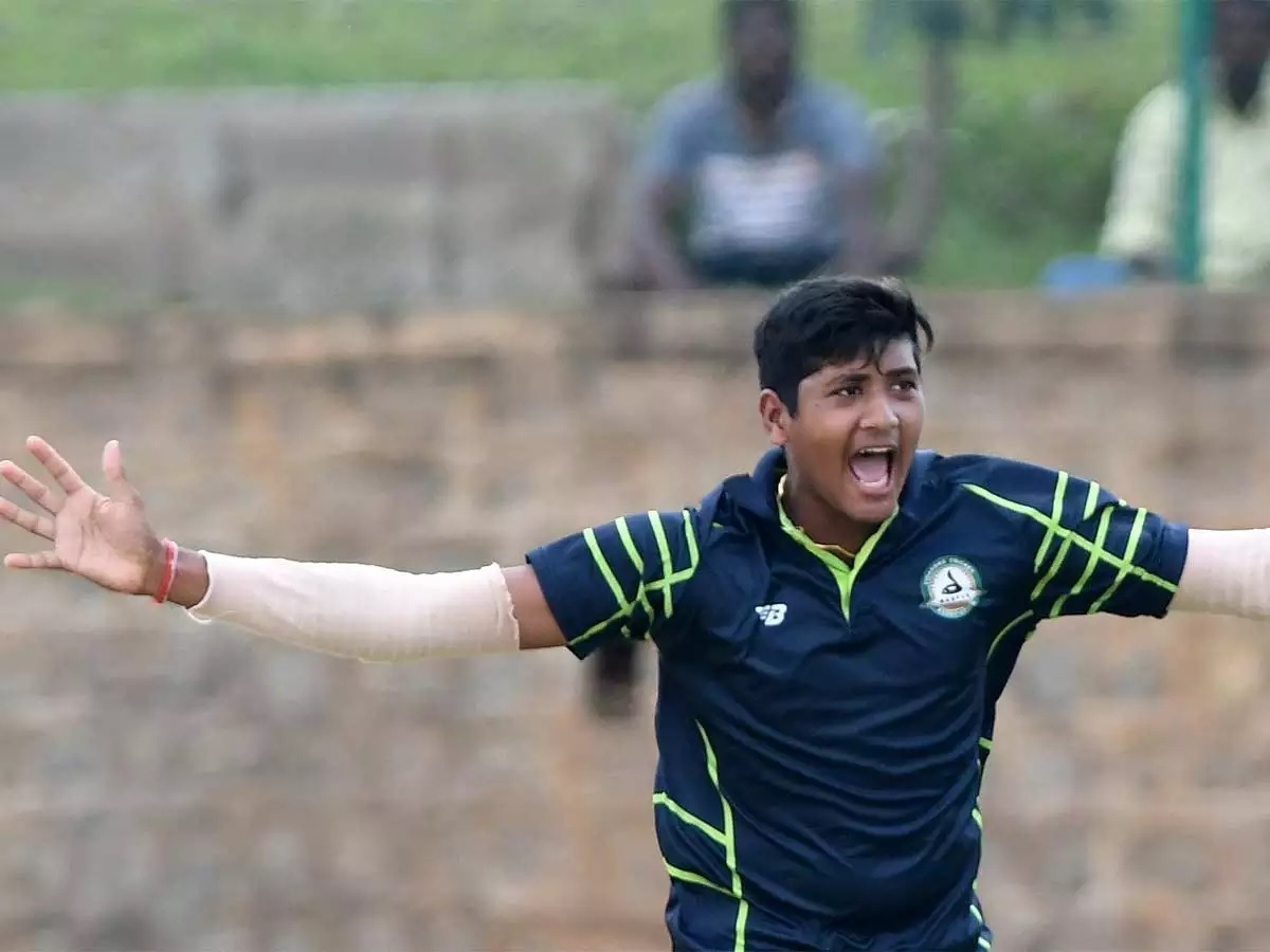 IPL 2023 Auction: యశ్ ఠాకూర్ విదర్భ పేస్ బౌలర్‌. ఈ మధ్యే సయ్యద్‌ ముస్తాక్‌ అలీ టోర్నీలో 10 మ్యాచ్‌లలో 15 వికెట్లు తీసుకున్నాడు. డెత్‌ బౌలింగ్‌ స్పెషలిస్ట్‌గా పేరుంది. అతని ఎకానమీ కూడా 7.17తో అద్భుతంగా ఉంది. గత ఐపీఎల్‌ సీజన్లలో నెట్‌బౌలర్‌గా ఉన్నాడు. గత వేలంలో పంజాబ్‌ కింగ్స్‌ టీమ్‌ అతన్ని తీసుకుంది. మరి ఇప్పుడు ఏ ఫ్రాంఛైజీ అతని కోసం బిడ్‌ దాఖలు చేస్తుందో చూడాలి.