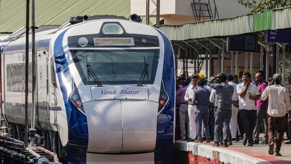 Vande Bharat Express: ভোটের লক্ষ্যেই কি বাংলায় বন্দে ভারত দ্রুত চালু করতে চায় কেন্দ্র? উঠছে প্রশ্ন