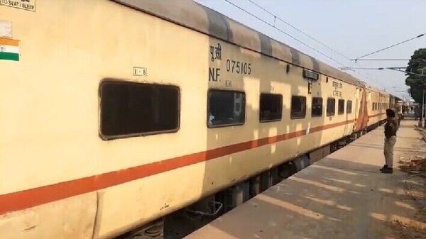 Guwahati–Kolkata Express: বড়দিনে গুয়াহাটি–কলকাতা এক্সপ্রেসের কামরায় আগুন! আতঙ্কিত যাত্রীরা