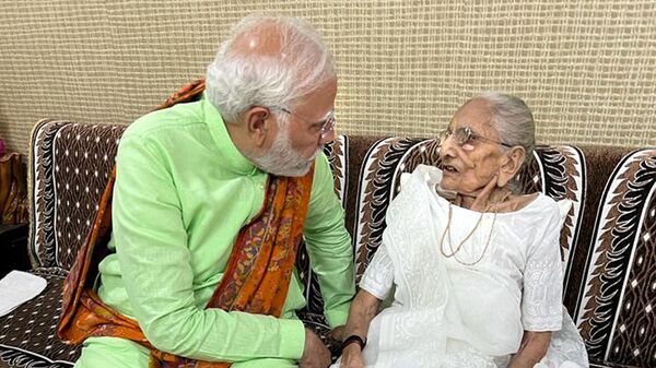 PM Modi's mother hospitalised: হাসপাতালে ভরতি করা হল প্রধানমন্ত্রী মোদীর মা'কে, বয়স ১০০: রিপোর্ট