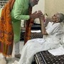 <p>মায়ের সঙ্গে প্রধানমন্ত্রী। ফাইল ছবি (ANI Photo)</p>