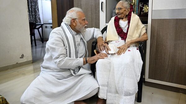 PM Modi's mother passes away: 'ঈশ্বরের চরণে শতায়ু', প্রয়াত মোদীর মা, সম্ভবত কলকাতায় আসছেন না প্রধানমন্ত্রী