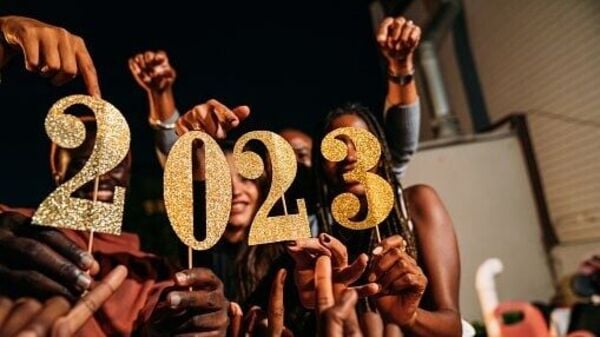Happy New Year 2023 Celebration: প্লেট ভাঙা থেকে আঙুর খাওয়া, বিশ্বজুড়ে আছে নববর্ষের অভাবনীয় সব রীতি