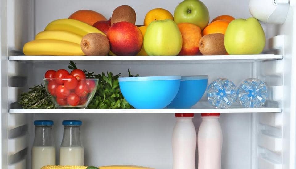 రిఫ్రిజిరేటర్ను శుభ్రపరిచే ముందు, ఫ్రిజ్ మెయిన్ స్విచ్ ఆఫ్ చేయండి. అప్పుడు మీరు నీటిలో కొంత డిటర్జెంట్ను నానబెట్టి ఫ్రిజ్ను శుభ్రం చేయవచ్చు. రిఫ్రిజిరేటర్ను శుభ్రపరిచే ముందు, ఫ్రిజ్ మెయిన్ స్విచ్ ఆఫ్ చేయండి. అప్పుడు మీరు నీటిలో కొంత డిటర్జెంట్ను నానబెట్టి ఫ్రిజ్ను శుభ్రం చేయవచ్చు.