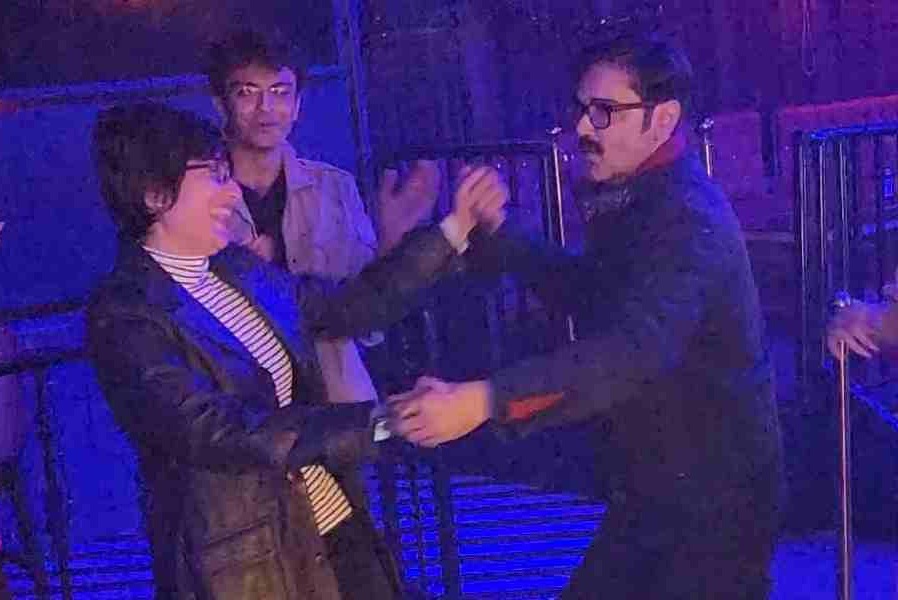 <p>ছেলের জন্মদিনের পার্টিতে ডান্স ফ্লোরে প্রসেনজিৎ-অর্পিতা (ছবি-ফেসবুক)</p> <p>ছেলের জন্মদিনের পার্টিতে ডান্স ফ্লোরে প্রসেনজিৎ-অর্পিতা (ছবি-ফেসবুক)</p>