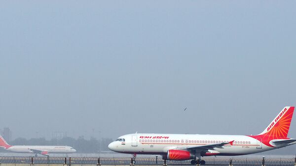 Air India: বিমানের টয়লেটে সিগারেট ধরালেন মাতাল যাত্রী, হল কী এয়ার ইন্ডিয়ায়!