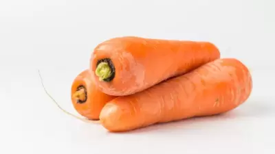 गाजर : गाजरातील व्हिटॅमिन ए केसांसाठी खूप फायदेशीर आहे. शरीरातील पेशींच्या गुणाकारासाठी व्हिटॅमिन ए देखील महत्त्वाचे आहे. त्यामुळे केसांची जलद वाढ होण्यास मदत होते.
