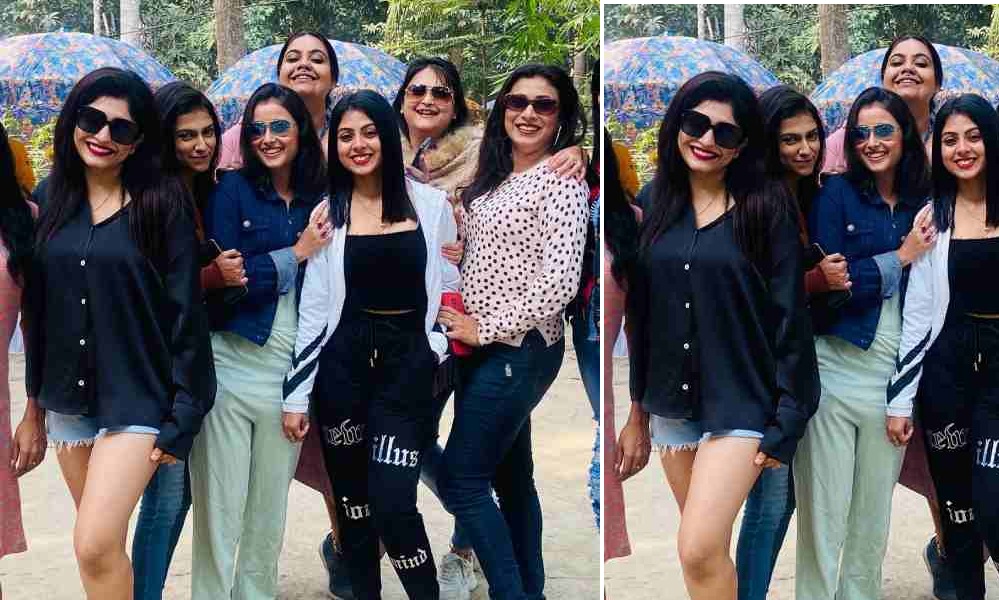 <p>পিকনিকে মাতোয়ারা পর্ণা-কৃষ্ণারা (ছবি-সংগৃহীত)</p> <p>পিকনিকে মাতোয়ারা পর্ণা-কৃষ্ণারা (ছবি-সংগৃহীত)</p>