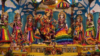এর সঙ্গে জড়িয়ে আছে রাধা কৃষ্ণের পৌরাণিক কাহিনী, যেখানে শ্রী রাধা কৃষ্ণের বাঁশি শুনে যখন রাত্তিরে ছুটে এসেছিলেন কুঞ্জ বনে শ্রীকৃষ্ণের কাছে। সেই সময় তার দুই ননদ জটিলা কুটিলা তাকে তার স্বামী আয়ান ঘোষের কাছে ধরিয়ে দেওয়ার জন্য তার পিছু নিয়েছিল এবং পরে আয়ান ঘোষকে সে কথা বলে বিশ্বাস করাতে না পেরে তারা আয়ান ঘোষকে সেই জায়গায় নিয়ে গিয়ে উপস্থিত হয়েছিল। (ছবি সৌজন্যে- ইস্কন) এর সঙ্গে জড়িয়ে আছে রাধা কৃষ্ণের পৌরাণিক কাহিনী, যেখানে শ্রী রাধা কৃষ্ণের বাঁশি শুনে যখন রাত্তিরে ছুটে এসেছিলেন কুঞ্জ বনে শ্রীকৃষ্ণের কাছে। সেই সময় তার দুই ননদ জটিলা কুটিলা তাকে তার স্বামী আয়ান ঘোষের কাছে ধরিয়ে দেওয়ার জন্য তার পিছু নিয়েছিল এবং পরে আয়ান ঘোষকে সে কথা বলে বিশ্বাস করাতে না পেরে তারা আয়ান ঘোষকে সেই জায়গায় নিয়ে গিয়ে উপস্থিত হয়েছিল। (ছবি সৌজন্যে- ইস্কন)