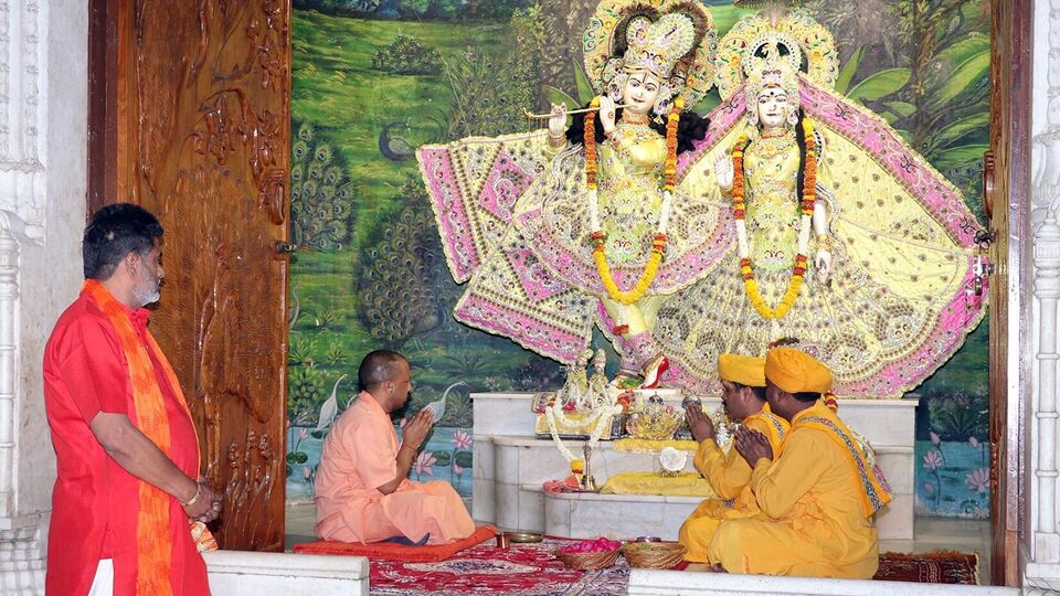 আয়ান ঘোষ এসে দেখেছিলেন শ্রীরাধা&nbsp;মা&nbsp;কালীর পদ সেবা করছেন যে কালী তার আরাধ্যা দেবী।&nbsp;এই দৃশ্য দেখে আপ্লুত হয়েছিলেন&nbsp;আয়ান ঘোষ, যে কালী তার&nbsp;আরাধ্যা&nbsp;তারই শ্রী চরণে বসে শ্রী রাধা, সেদিন তিনি দিকে দিকে তার কালী দর্শনের কথা ছড়িয়ে দিয়েছিলেন।&nbsp;দিনটা ছিল চতুর্দশী&nbsp;তিথি।&nbsp;সেই দিন থেকে বিশেষভাবে এই কালীপুজোর প্রচলন হয়েছিল। (ANI Photo)(KK Arora)