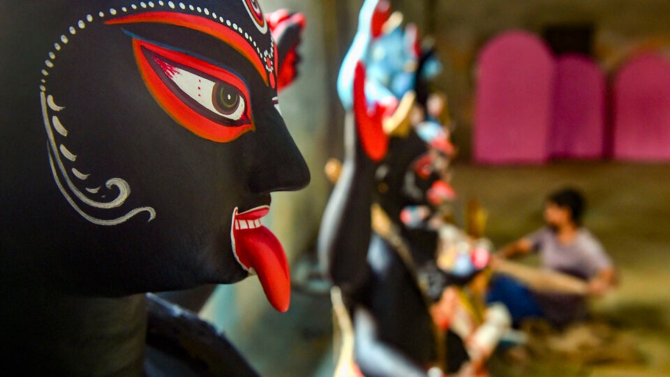 আগামীকাল রটন্তী কালীপুজো। এই পুজোয় বিশেষভাবে মায়ের পূজো করা হয়। এই পুজো চতুর্দশী তিথিতে হয়।&nbsp;মায়ের পুজোর জন্য অমাবস্যা তিথি বিশেষ হলেও এই রটন্তী কালী পুজো কিন্তু চতুর্দশী তিথিতে হয়।&nbsp; &nbsp;(ছবি সৌজন্য পিটিআই)