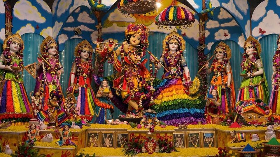 এর সঙ্গে জড়িয়ে আছে রাধা কৃষ্ণের পৌরাণিক কাহিনী, যেখানে শ্রী রাধা কৃষ্ণের বাঁশি শুনে যখন রাত্তিরে ছুটে এসেছিলেন&nbsp;কুঞ্জ বনে&nbsp;শ্রীকৃষ্ণের কাছে। সেই সময় তার দুই ননদ জটিলা কুটিলা তাকে তার স্বামী আয়ান&nbsp;ঘোষের কাছে ধরিয়ে দেওয়ার জন্য তার পিছু নিয়েছিল এবং পরে আয়ান ঘোষকে সে কথা বলে বিশ্বাস করাতে না পেরে তারা আয়ান&nbsp;ঘোষকে সেই জায়গায় নিয়ে গিয়ে উপস্থিত হয়েছিল। (ছবি সৌজন্যে- ইস্কন)