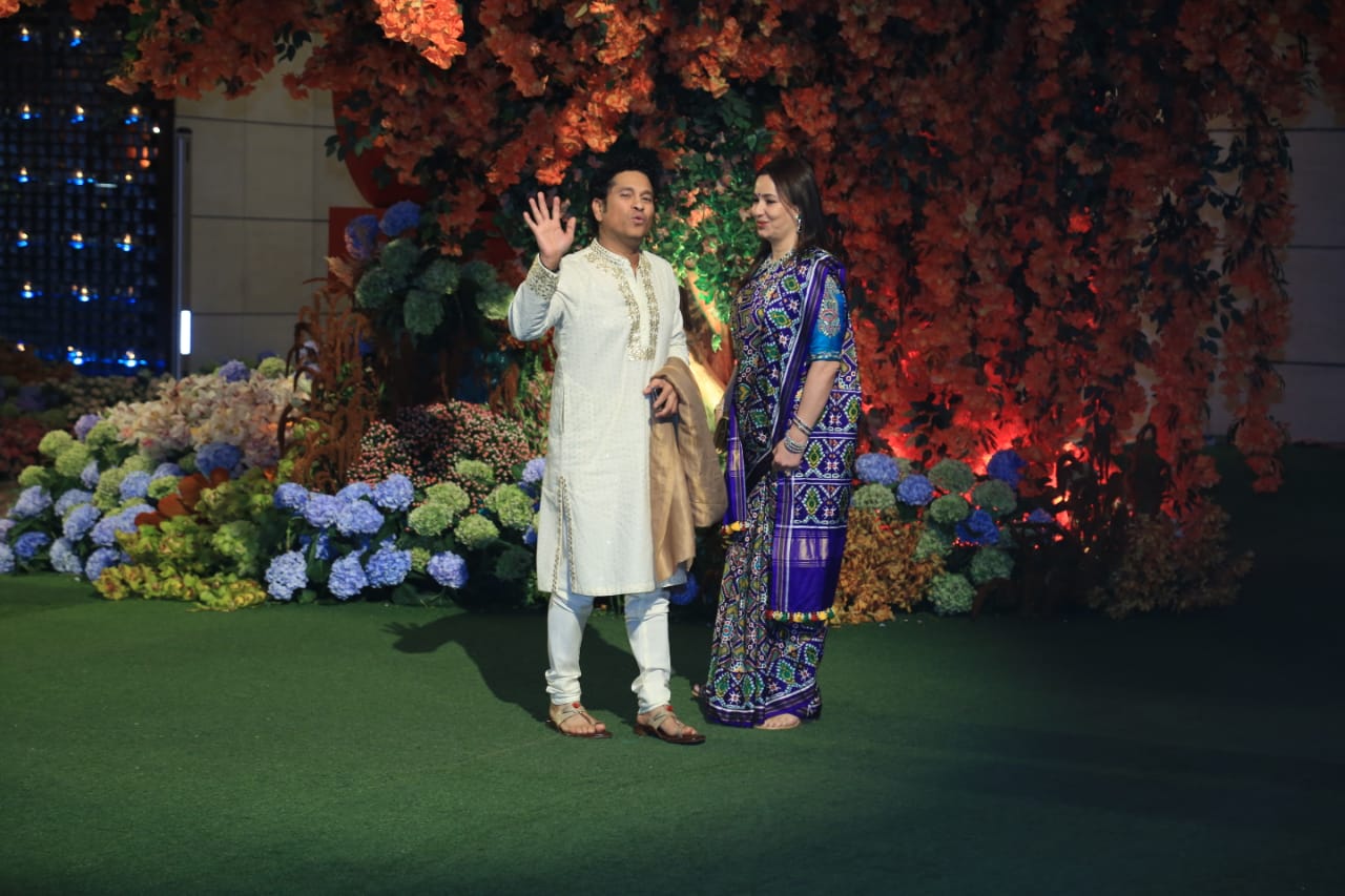 <p>অনন্ত-রাধিকার বাগদানে সস্ত্রীক সচিন (ছবি- বারিন্দর চাওয়ালা)</p> <p>অনন্ত-রাধিকার বাগদানে সস্ত্রীক সচিন (ছবি- বারিন্দর চাওয়ালা)</p>
