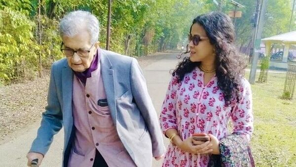 Amartya Sen and Nandana Sen: বাবার পাশে হাঁটলেন মেয়ে, শান্তিনিকেতনে অমর্ত্য-নন্দনার ‘বিরল’ ছবি চর্চায়