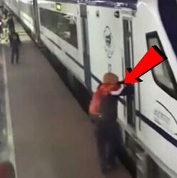 <p>ছাড়ার পর হাওড়াগামী বন্দে ভারতে ওঠার চেষ্টা যাত্রীর, রক্ষা বরাতজোরে - ভিডিয়ো</p>